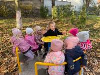 Jesienne zabawy na placu przedszkolnym